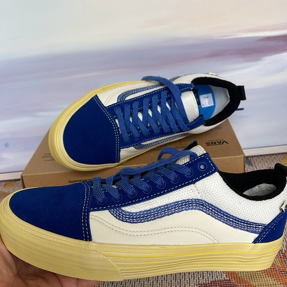 Vans WMNS Old Skool Split
Vintage Blue
VN0A5FBGFUH
Sneakers - Picture 15 of 16